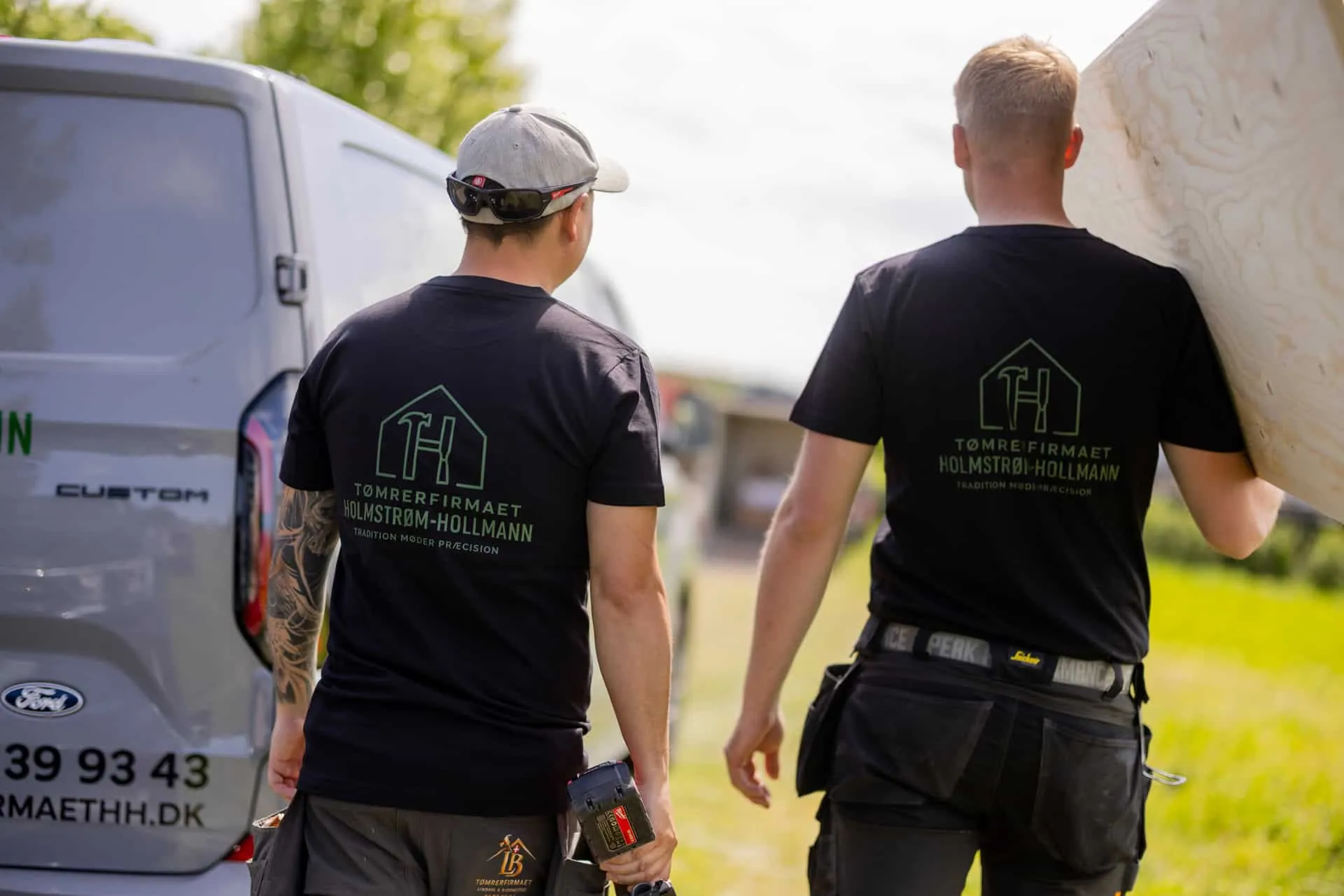 To tømrere på vej til en opgave ved firmabilen