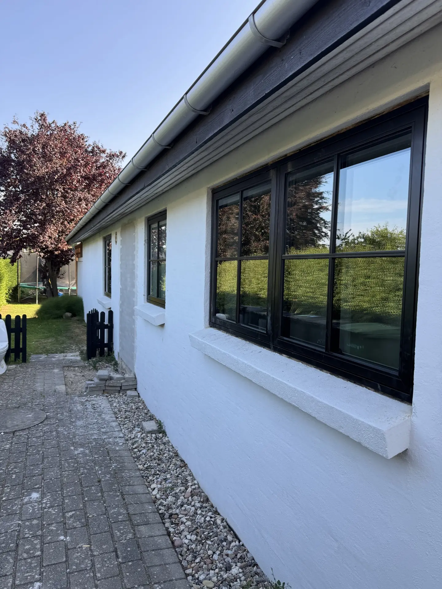 Hvidt hus med nye sorte vinduer