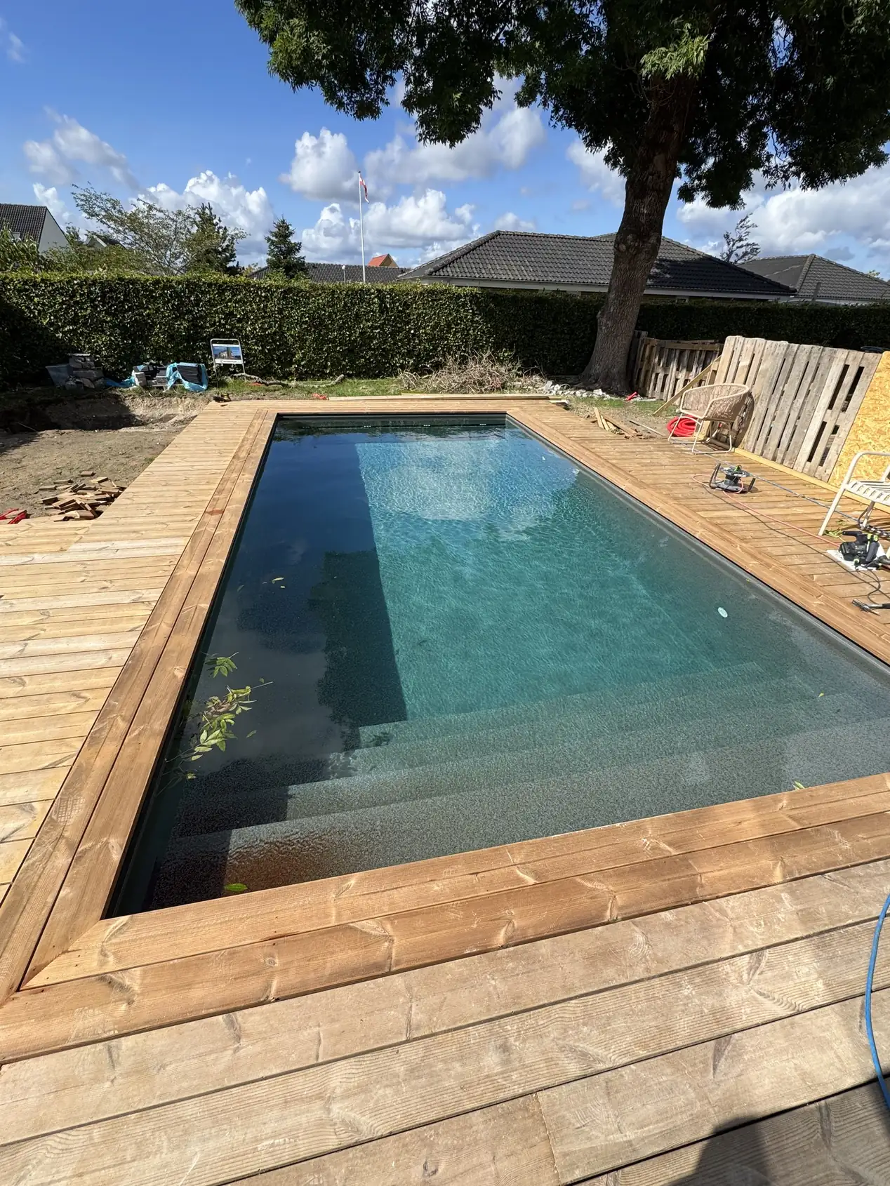 Pool med træramme i en privat have